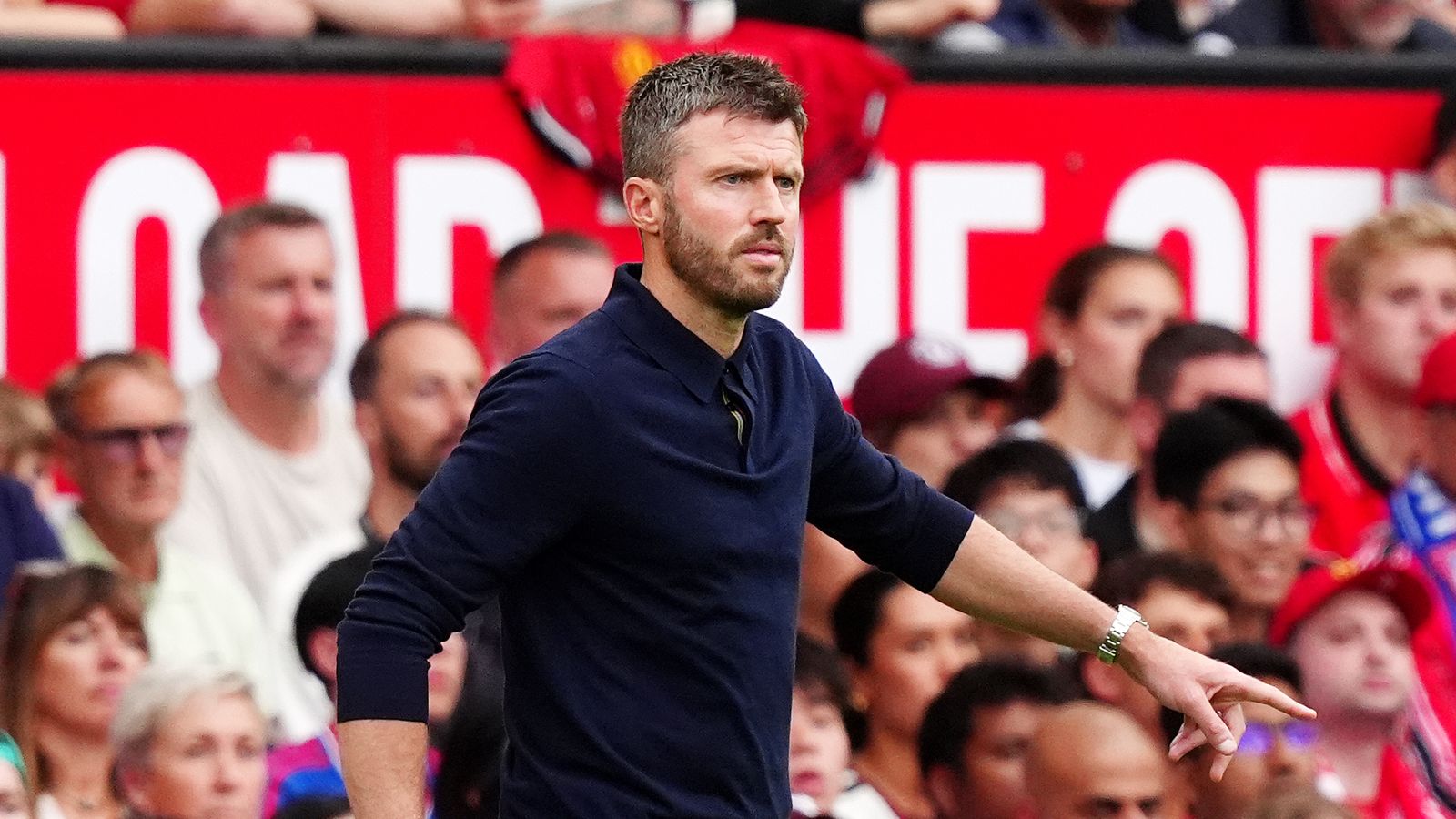 曼联最新动态:迈克尔·卡里克对转会业务感到满意,并坚信球队在夏季窗口后有所提升